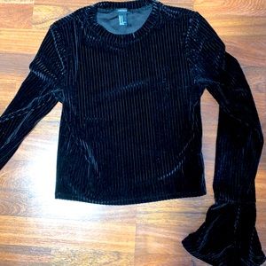 BLACK VELVET FLARE SLEEVE TOP